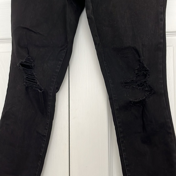 Universal Thread distressed jeans - Picture 3 of 4